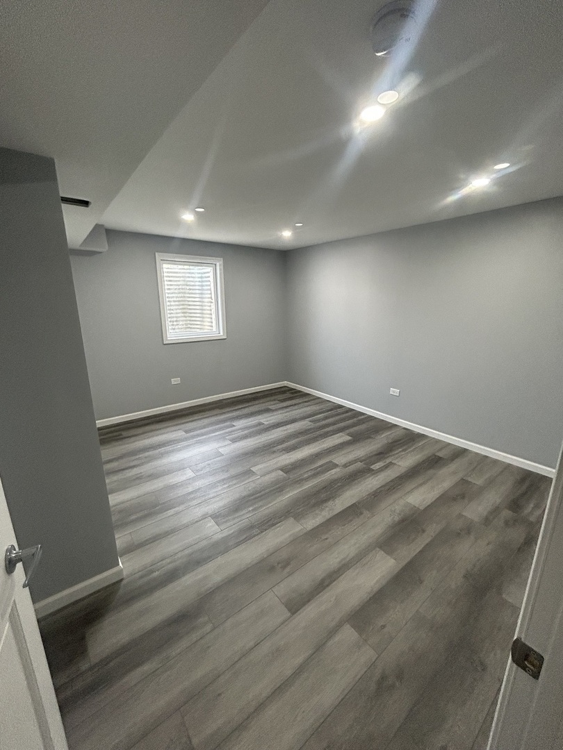 32-w320 Montgomery Road Aurora, IL 60504 - Photo 33 of 37 an empty room with wooden floor and windows