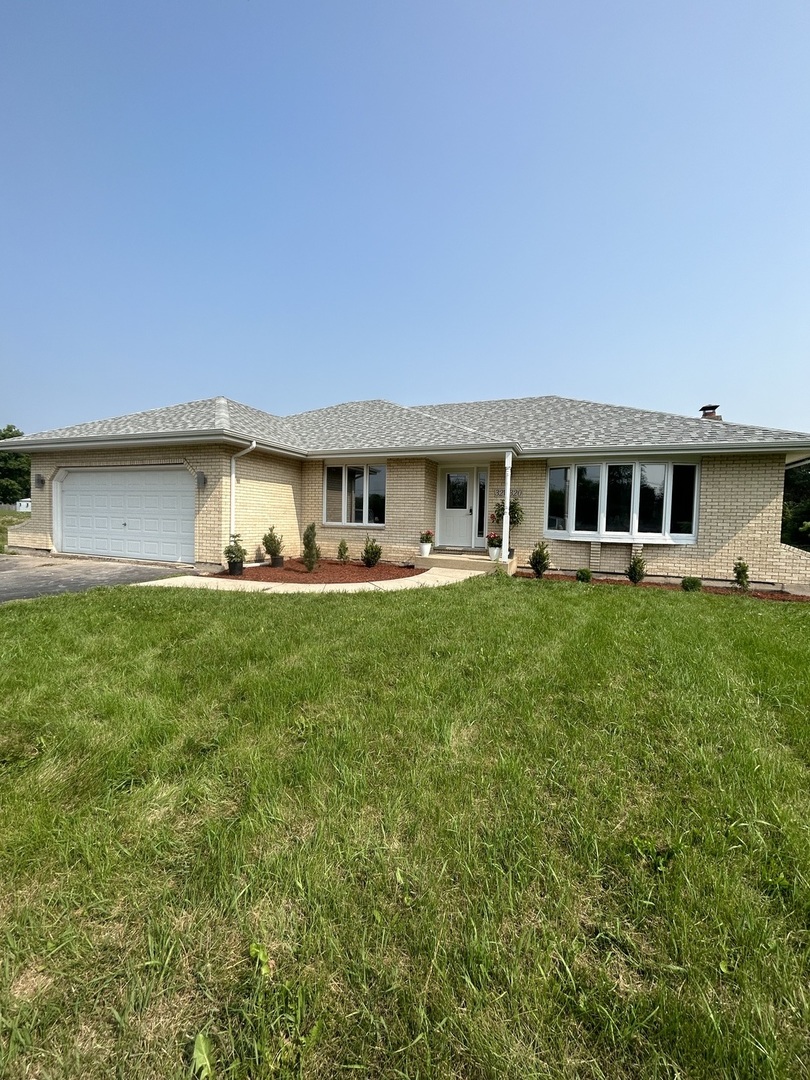 32-w320 Montgomery Road Aurora, IL 60504 - Photo 5 of 37 a front view of house with yard and green space
