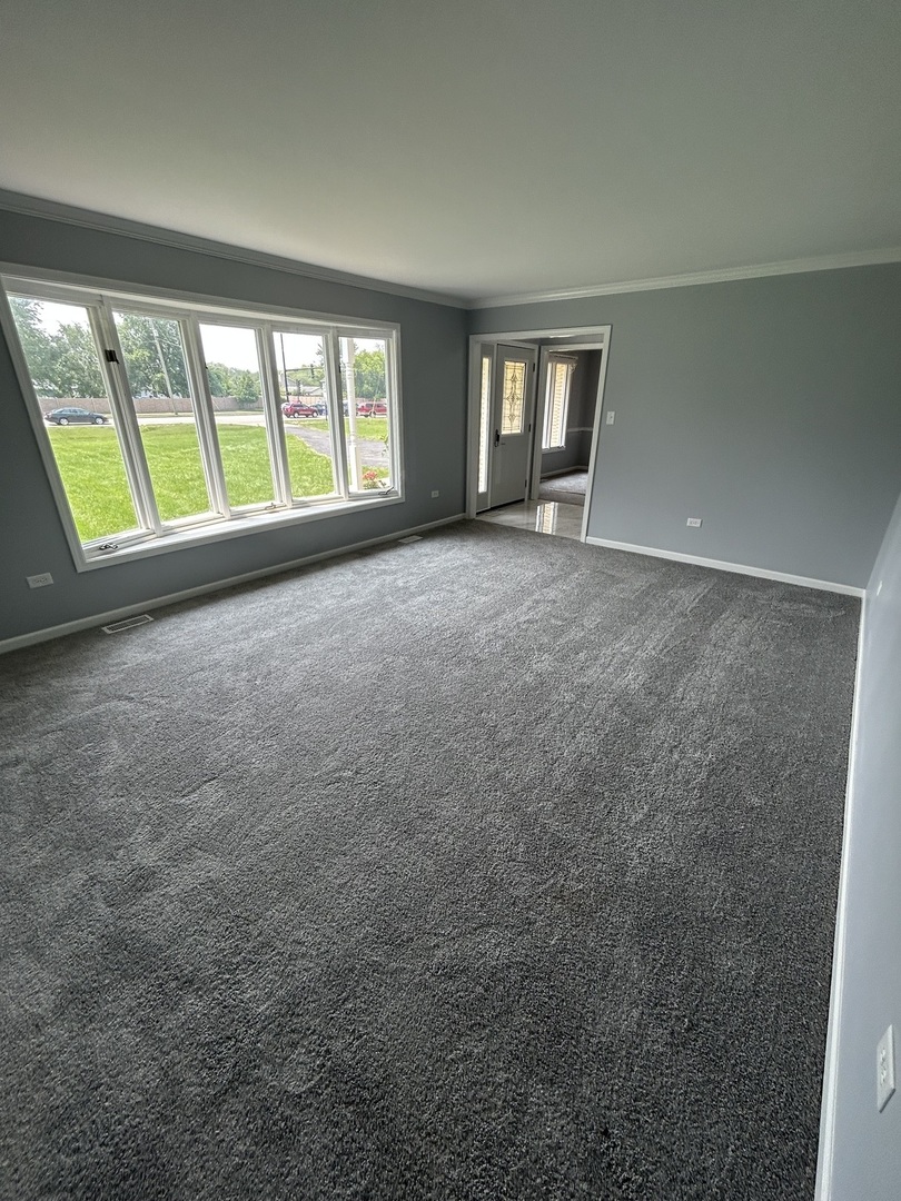 32-w320 Montgomery Road Aurora, IL 60504 - Photo 8 of 37 an empty room with windows