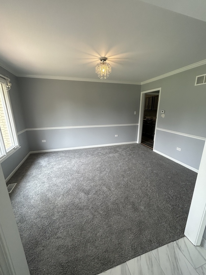 32-w320 Montgomery Road Aurora, IL 60504 - Photo 10 of 37 en empty room with windows and fan