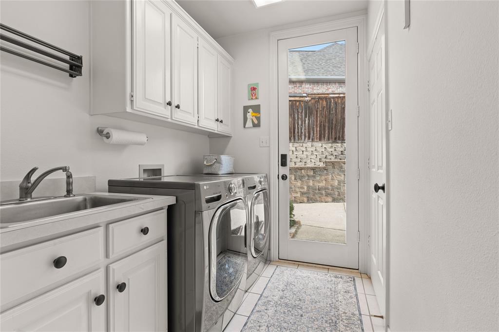 102 Weatherly Circle Rockwall, TX 75032 - Photo 16 of 39 a view of a kitchen with washer and dryer