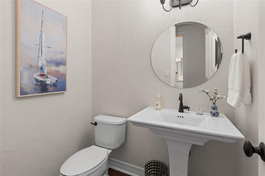 102 Weatherly Circle Rockwall, TX 75032 - Photo 24 of 39 a bathroom with a toilet a sink and mirror