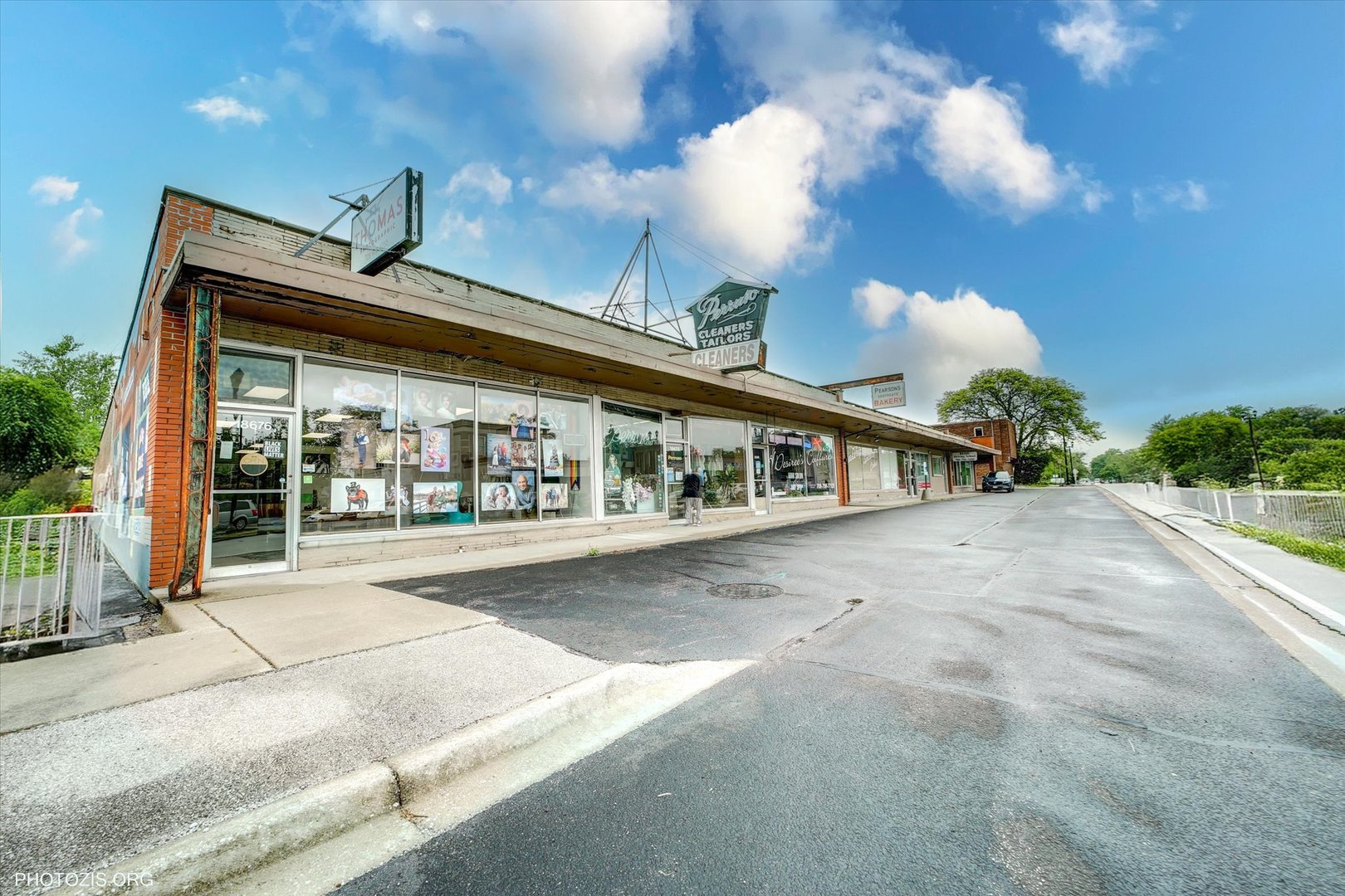 18660 Dixie Highway Homewood, IL 60430 - Photo 3 of 53 a front view of a house with a garden
