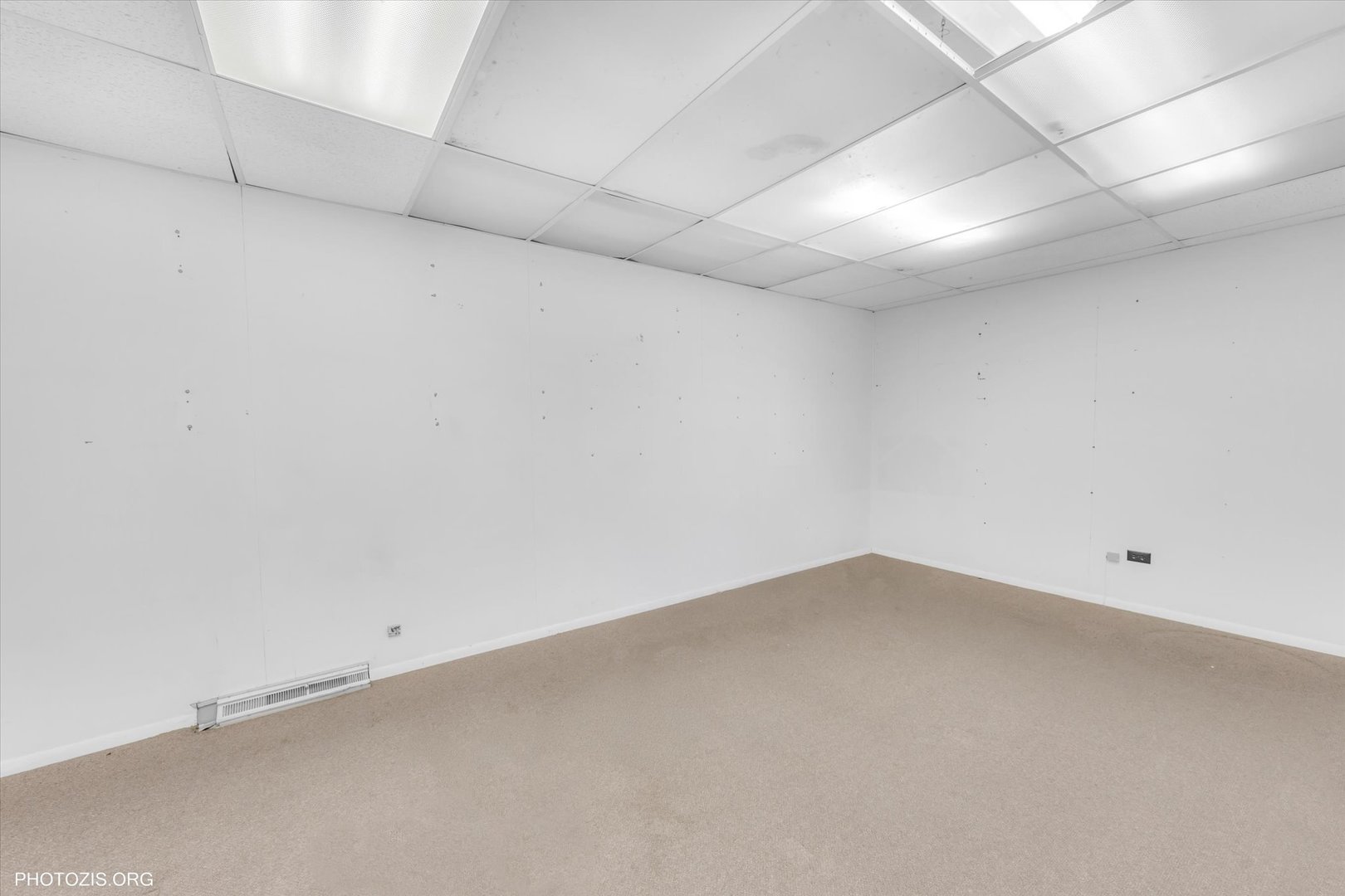 18660 Dixie Highway Homewood, IL 60430 - Photo 45 of 53 an empty room with a workbench