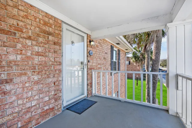 a view of entryway with garden