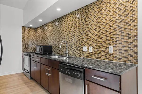 $1,500 | 2200 Dickson Drive, Unit 227, Austin, TX 78704