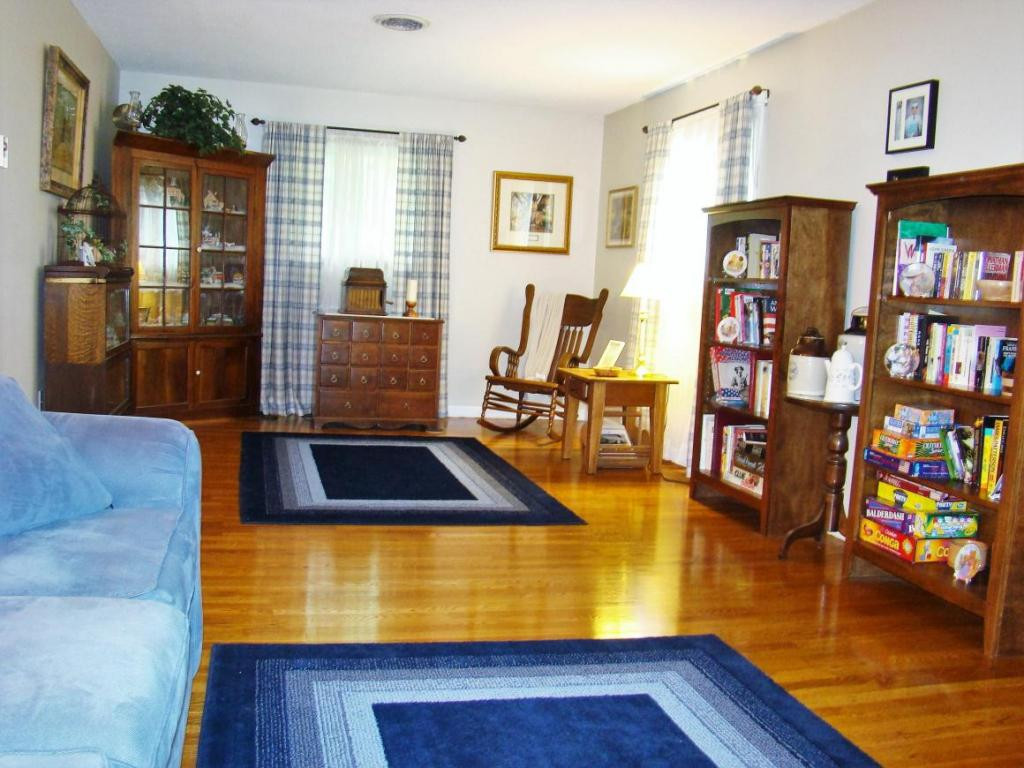 504 Pine Ridge Road Johnson City, TN 37601 - Photo 3 of 24 Huge living room
