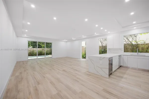 $10,000 | 3162 Plaza Street, Coconut Grove, FL 33133