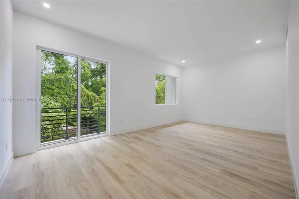 $10,000 | 3162 Plaza Street, Coconut Grove, FL 33133