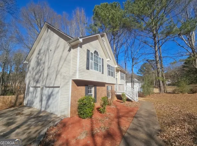 a view of a house with a yard