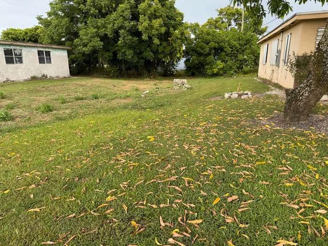 a view of a backyard