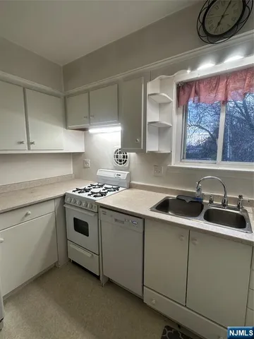 $1,800 | 109 Midland Avenue, Unit 1B, River Edge, NJ 07661