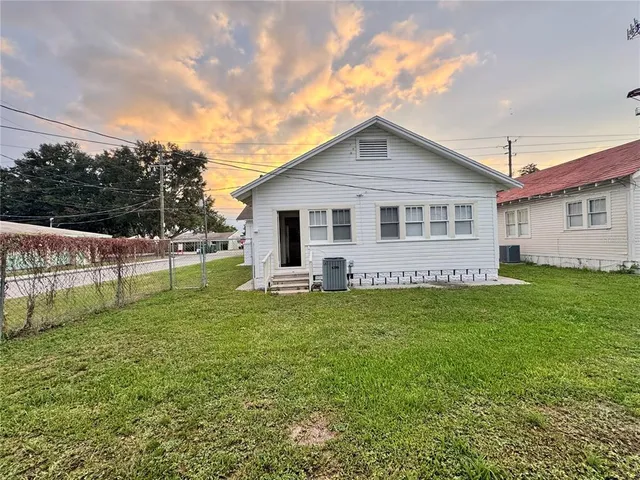 a view of a house with a backyard
