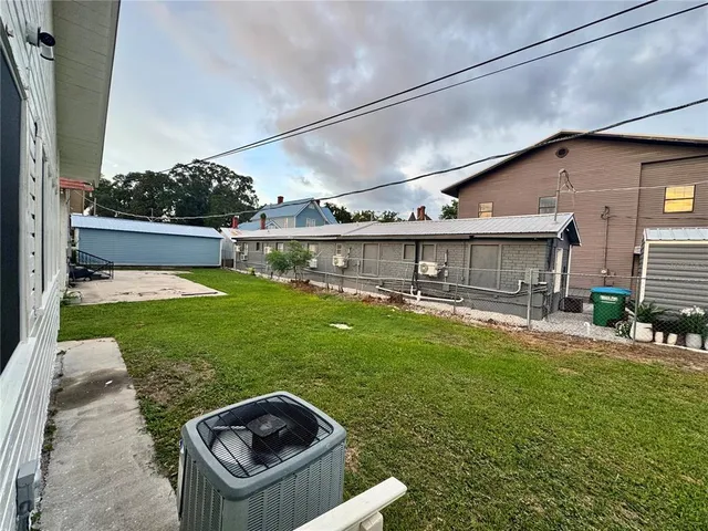 a view of a house with backyard