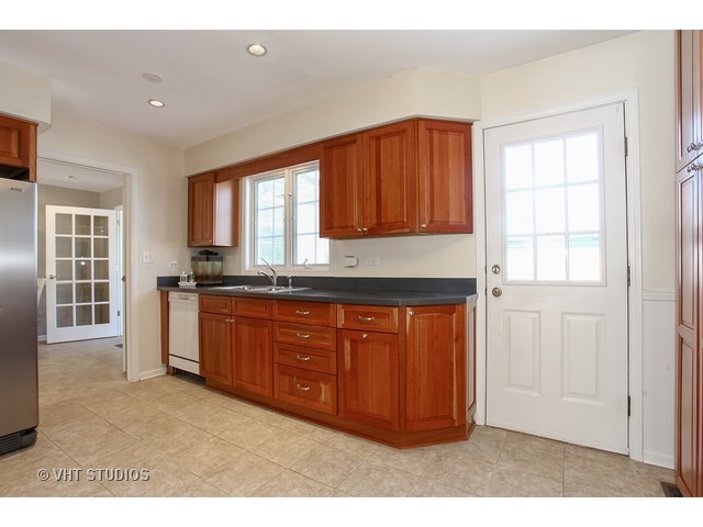 515 Ranch Road Wheaton, IL 60187 - Photo 3 of 14