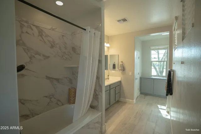 a view of entryway and workspace