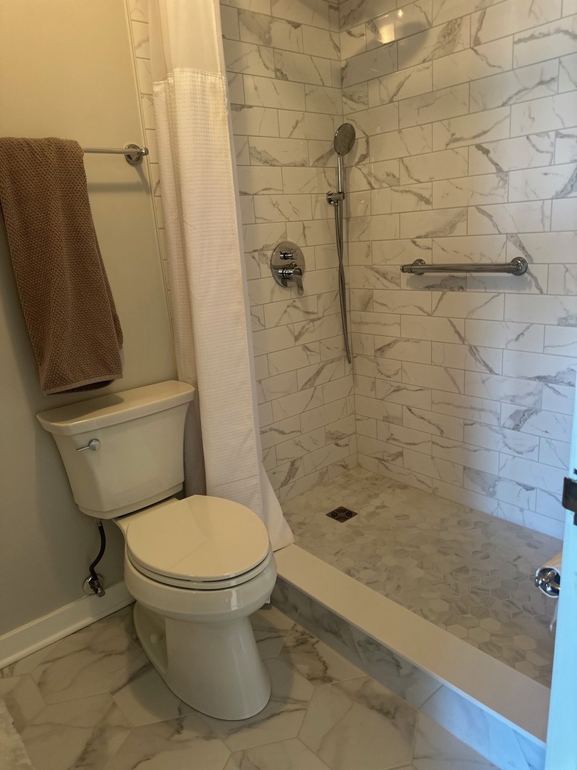 101 Bar Harbour Road, Unit 6D Schaumburg, IL 60193 - Photo 10 of 14 a bathroom with a toilet and a shower