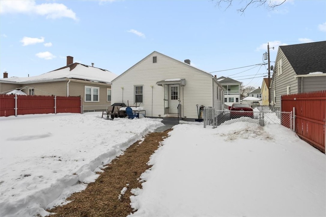 39 Clinton Street Pawtucket, RI 02861 - Photo 23 of 26