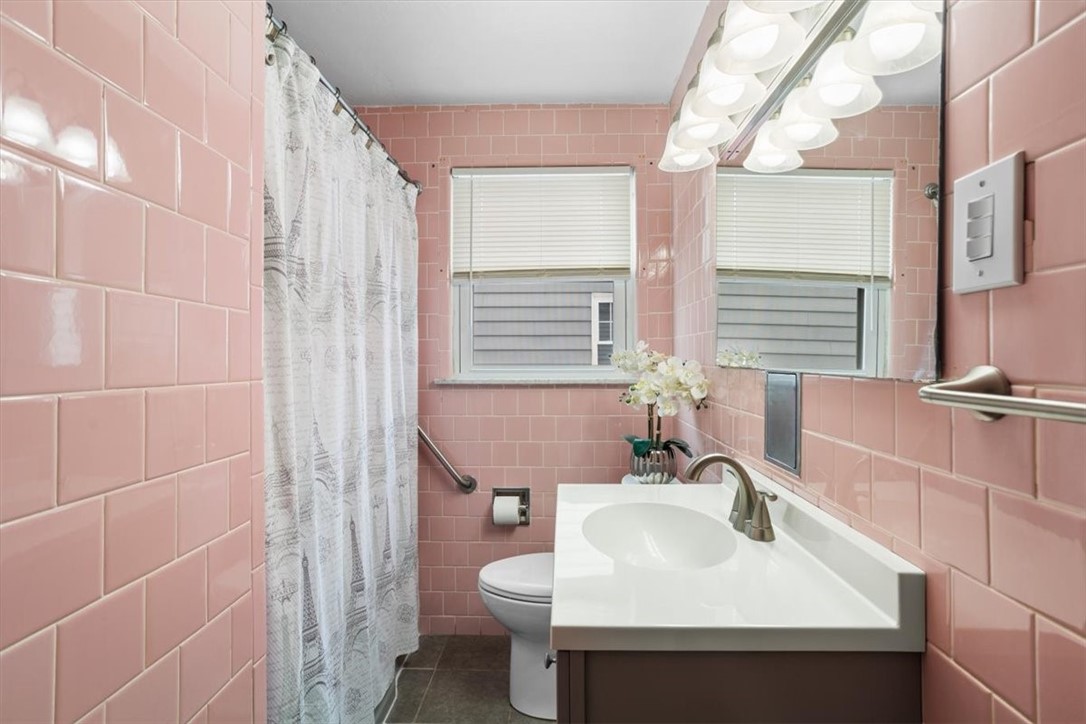 39 Clinton Street Pawtucket, RI 02861 - Photo 5 of 26