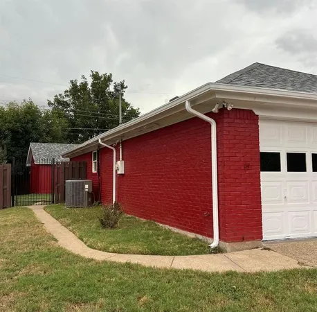 $2,200 | 1500 Hyde Park Boulevard, Cleburne, TX 76033