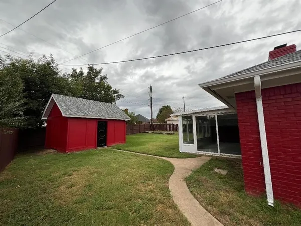$2,200 | 1500 Hyde Park Boulevard, Cleburne, TX 76033