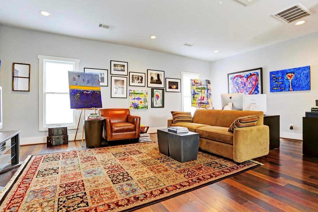 926 Nicholson Street Houston, TX 77008 - Photo 29 of 36 A rare bonus space that adapts to changing needs, whether as a fourth bedroom, studio, game room, or work-from-home headquarters.