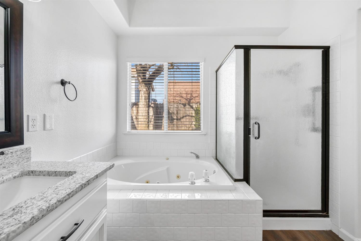 265 West Decatur Avenue Clovis, CA 93611 - Photo 16 of 19 a bathroom with bathtub and a granite counter tops