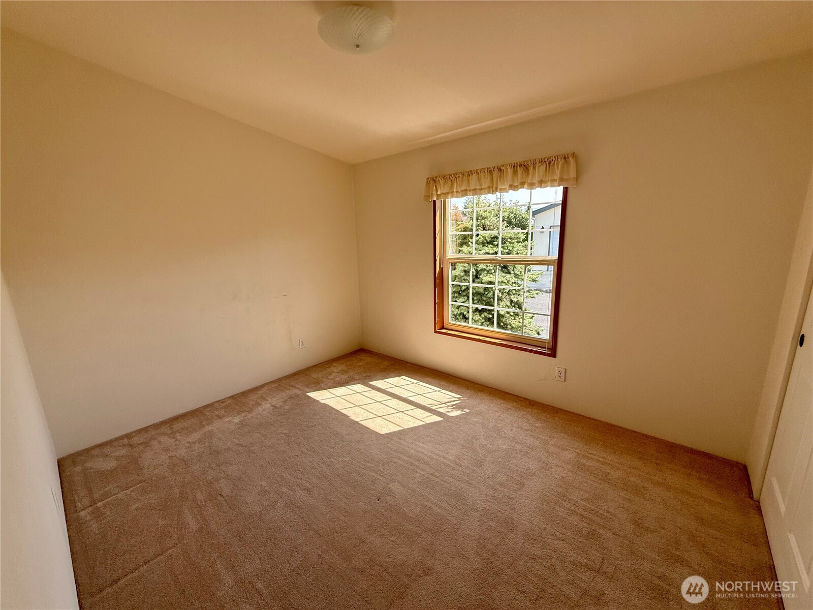 1628 Pleasant Avenue Wenatchee, WA 98801 - Photo 12 of 24 an empty room with a window