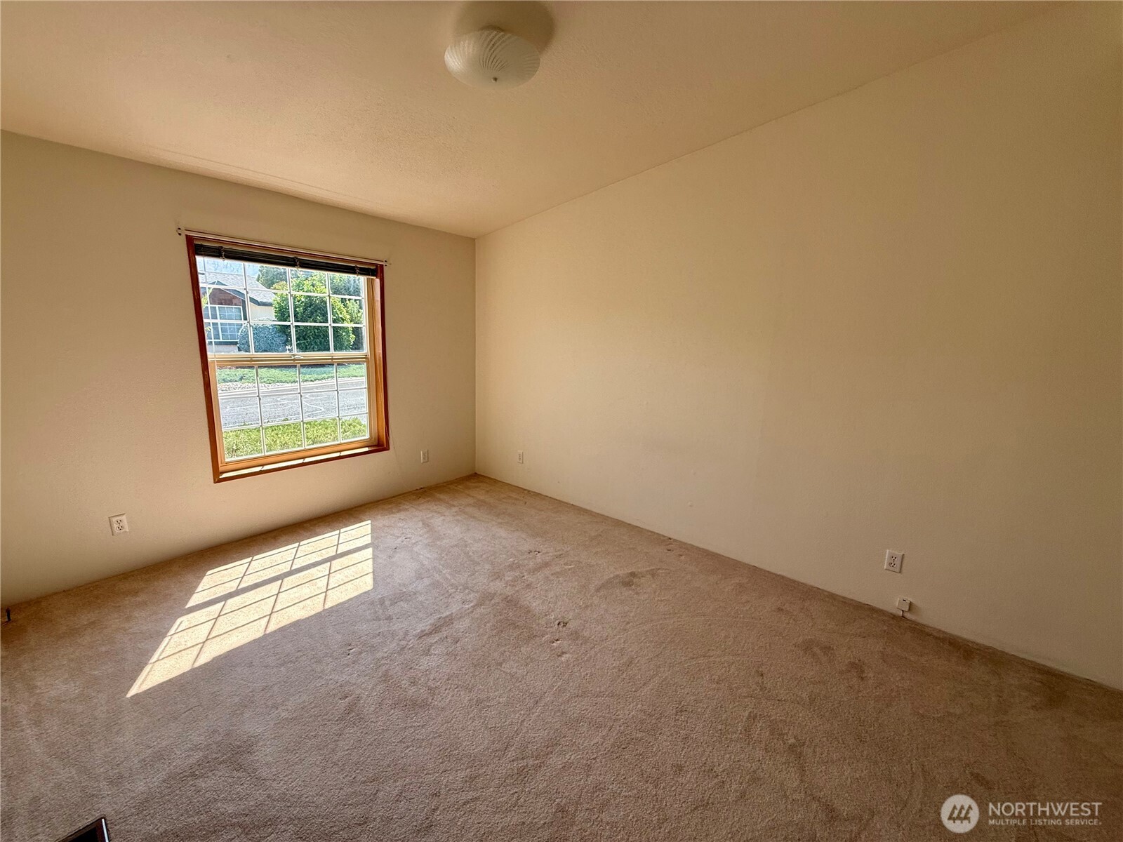 1628 Pleasant Avenue Wenatchee, WA 98801 - Photo 14 of 24 an empty room with windows