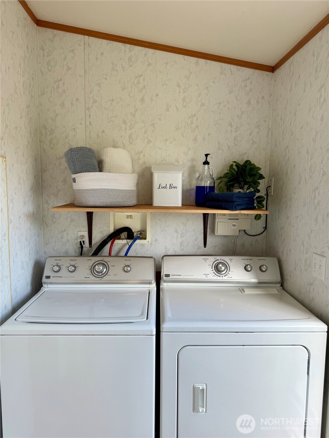 1628 Pleasant Avenue Wenatchee, WA 98801 - Photo 9 of 24 a utility room with dryer and washer