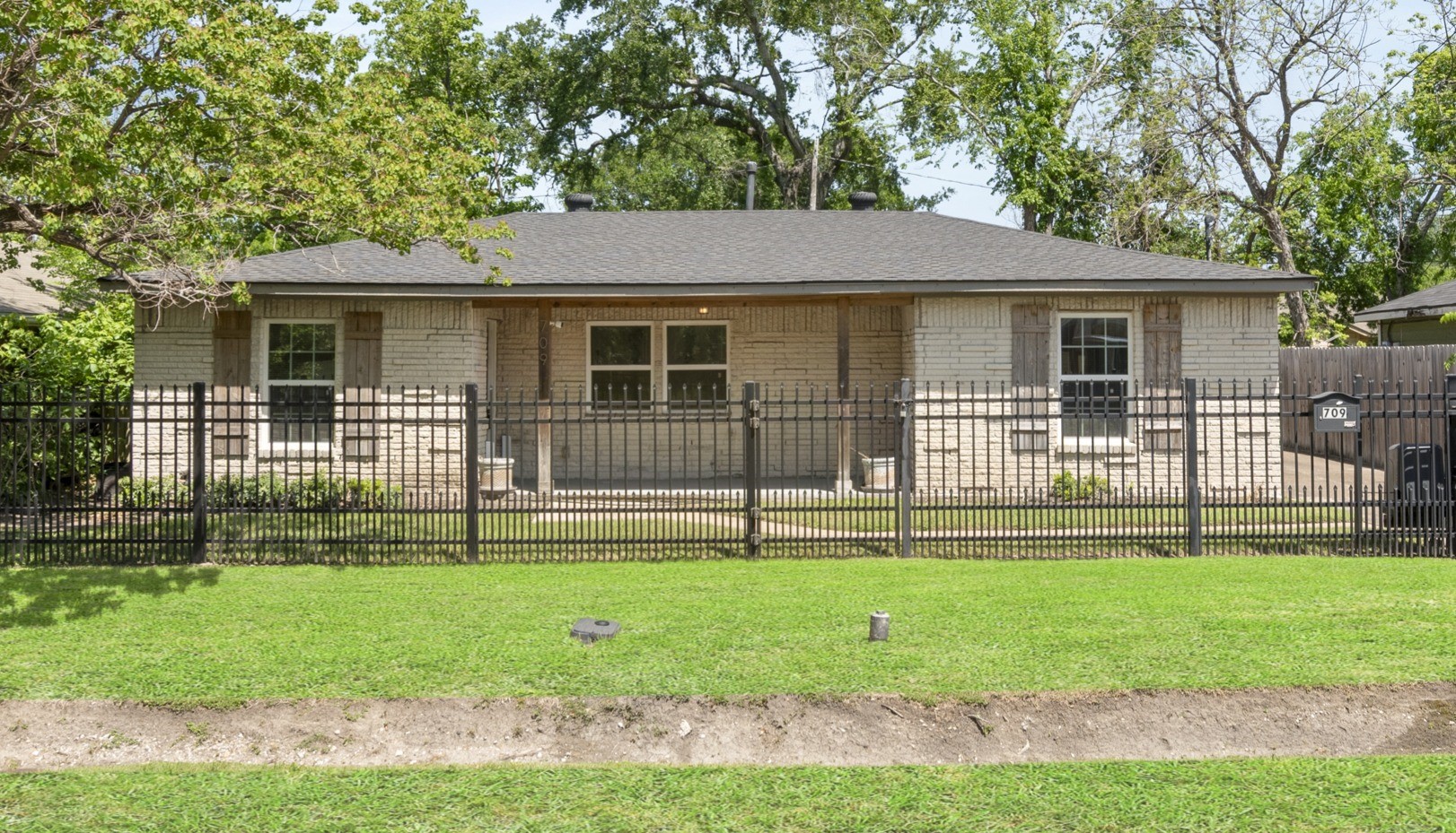 709 East 41st Street Houston, TX 77022 - Photo 1 of 25
