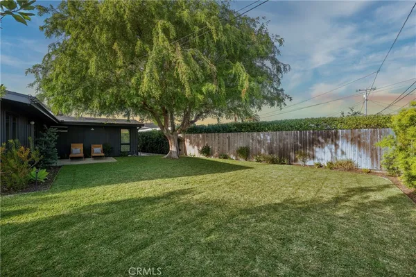 a view of a house with backyard and garden