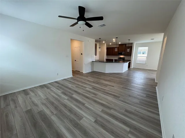 a view of a livingroom with furniture and a ceiling fan