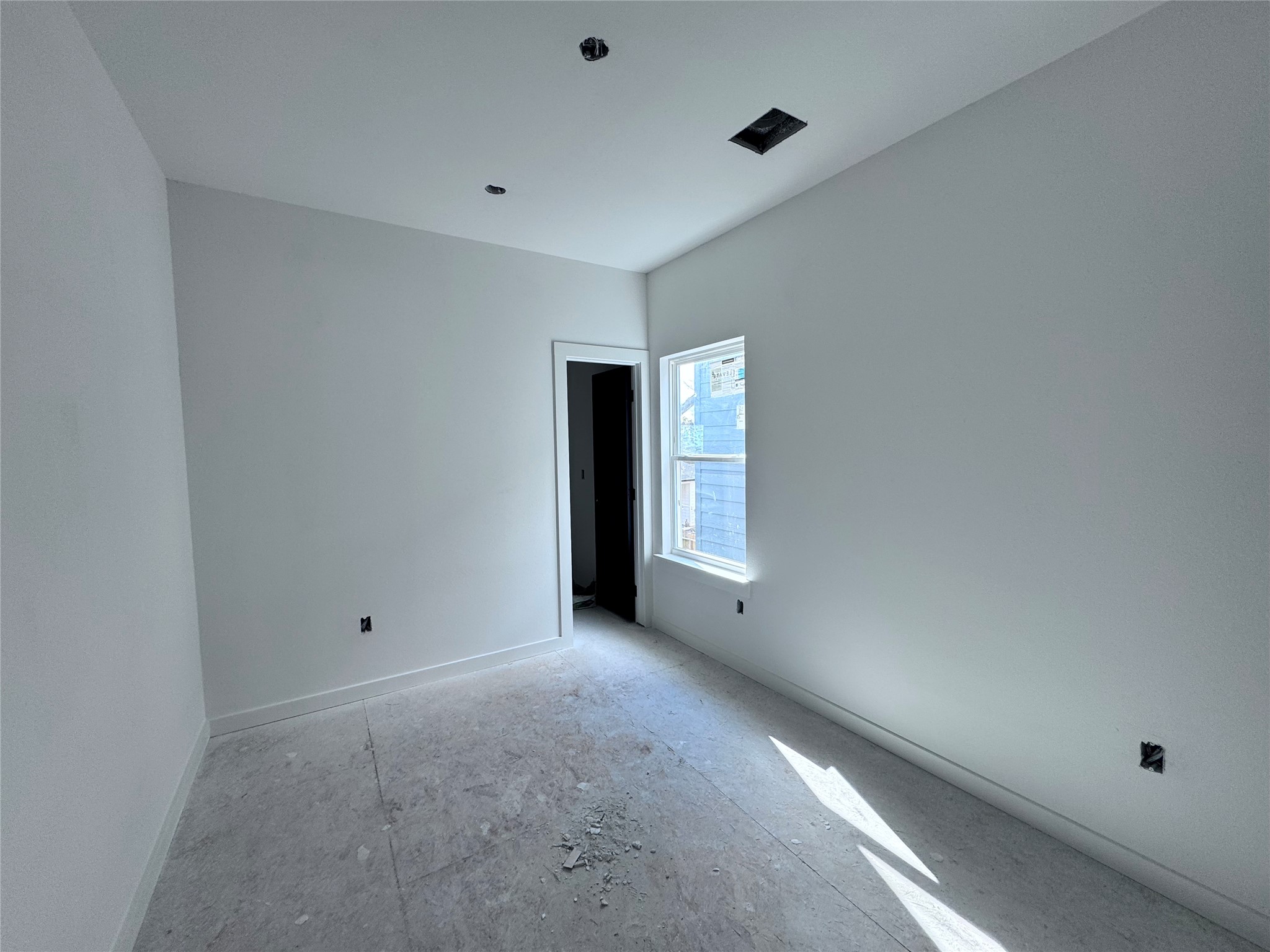 230 East 38th Street Houston, TX 77018 - Photo 5 of 7 a view of an empty room with a window