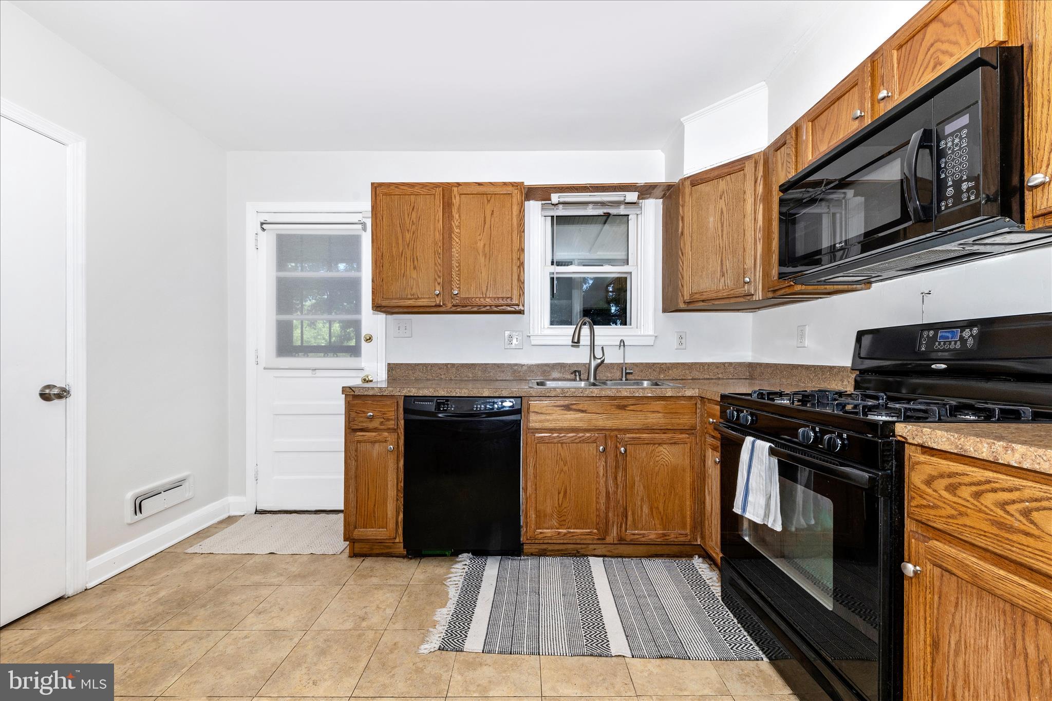 5811 Daybreak Terrace Baltimore, MD 21206 - Photo 17 of 54 Kitchen