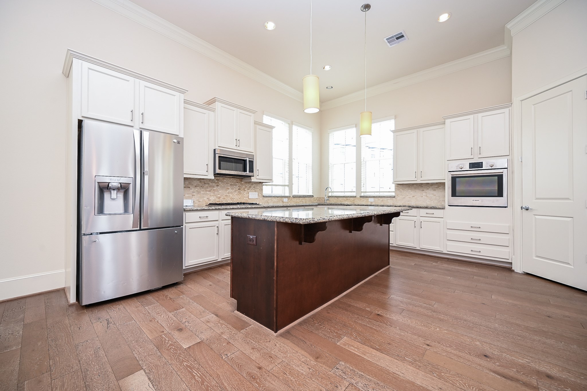 9546 London Bridge Station Houston, TX 77045 - Photo 14 of 41 Discover a chef’s kitchen that rivals any suburban gem, boasting expansive uncluttered spaces in a vibrant urban environment, surrounded by lush natural greenery.