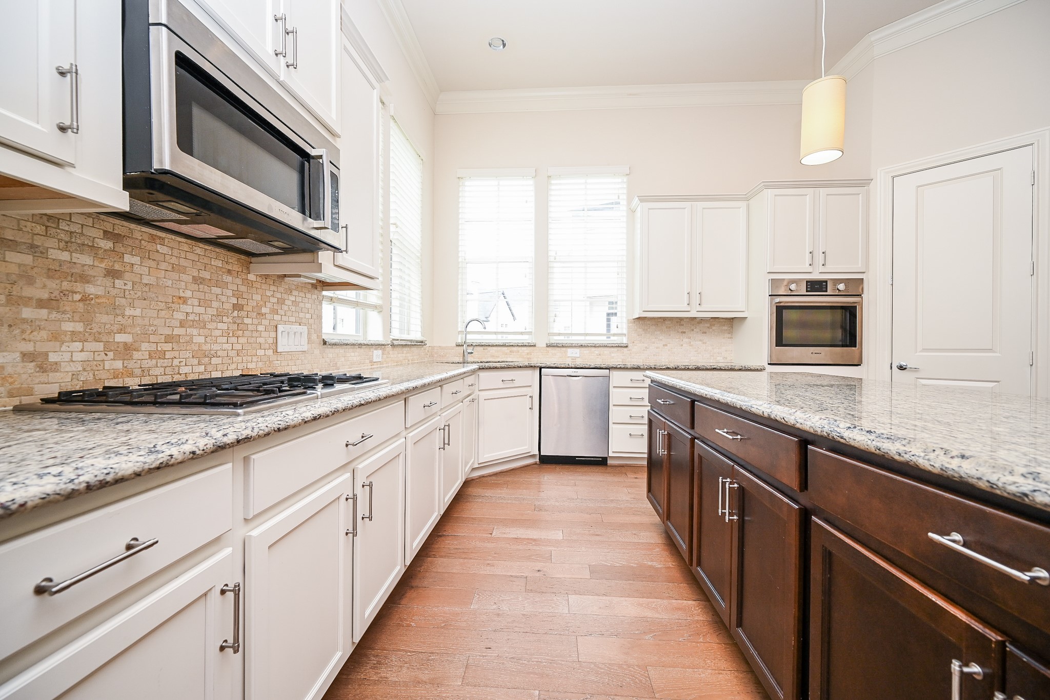 9546 London Bridge Station Houston, TX 77045 - Photo 17 of 41 Sunlit and inviting, this beautiful kitchen is bathed in natural light, creating a warm and welcoming ambiance.