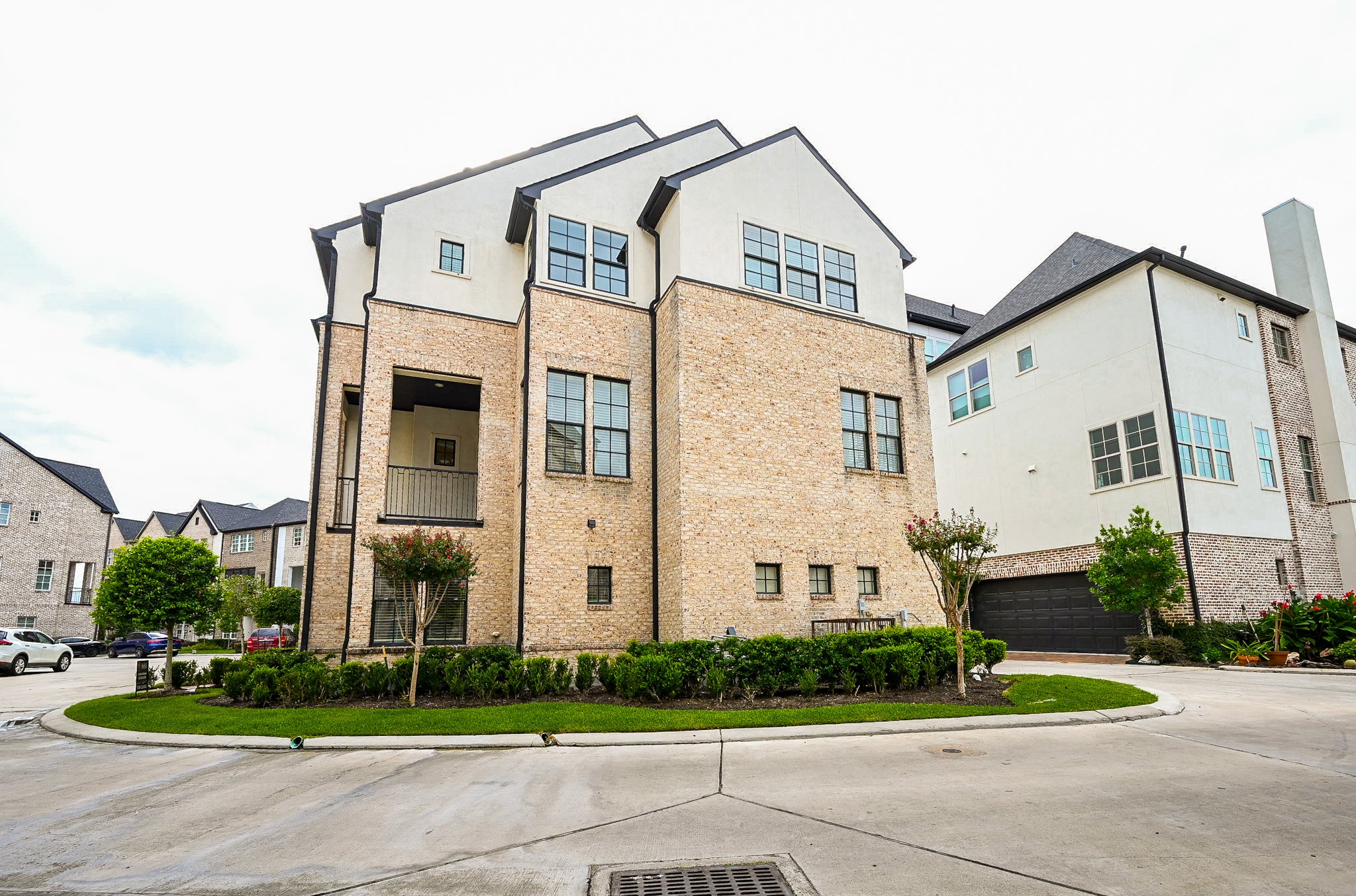 9546 London Bridge Station Houston, TX 77045 - Photo 30 of 41 Discover a beautifully maintained community where attentive care ensures a welcoming and pristine environment.