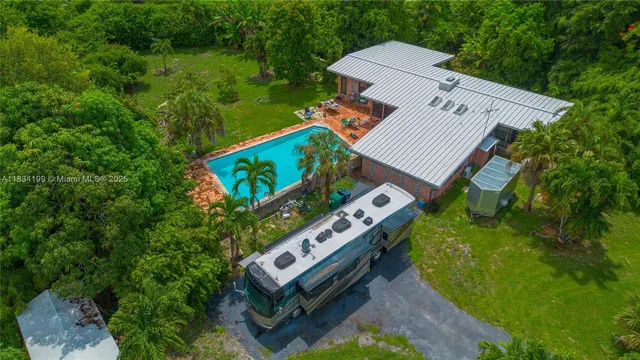 $3,000,000 | 6801 Southwest 136th Street, Pinecrest, FL 33156