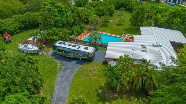 $3,000,000 | 6801 Southwest 136th Street, Pinecrest, FL 33156