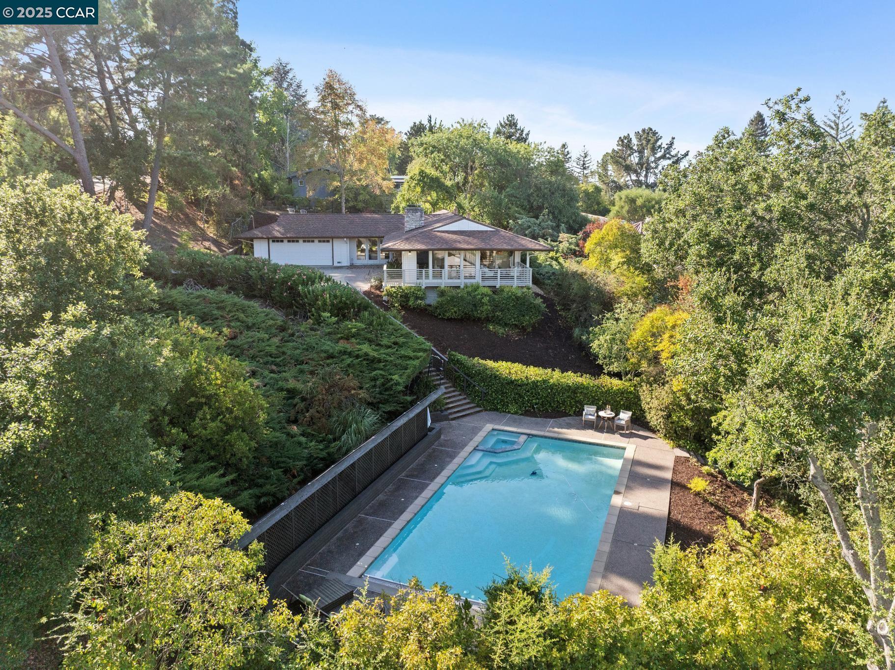 a view of a yard in front of the house