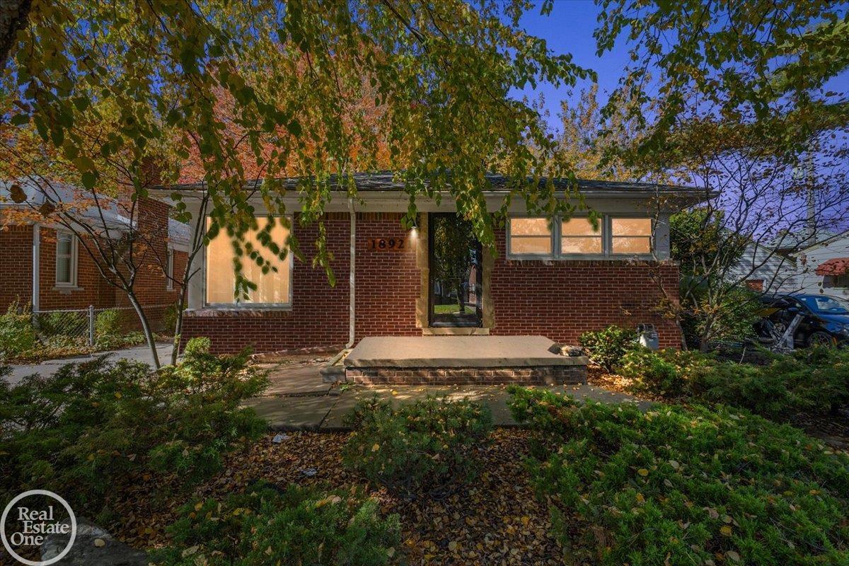 18921 Moon Street Detroit, MI 48236 - Photo 2 of 35
