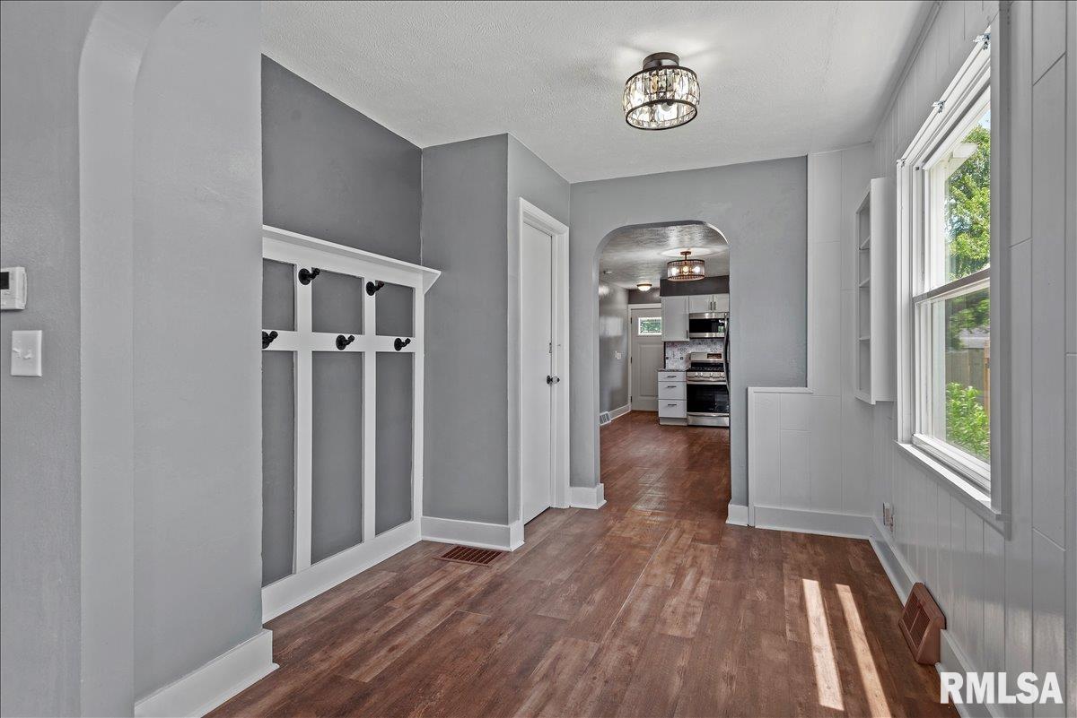 806 9th Street Pawnee, IL 62558 - Photo 8 of 36