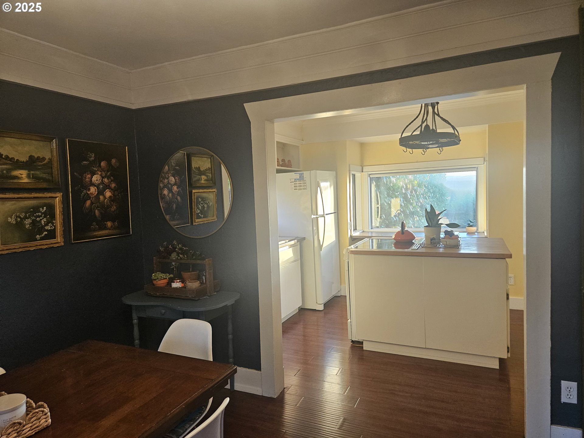315 North 1st Avenue Ridgefield, WA 98642 - Photo 5 of 17 a living room with wooden floor and a dining table
