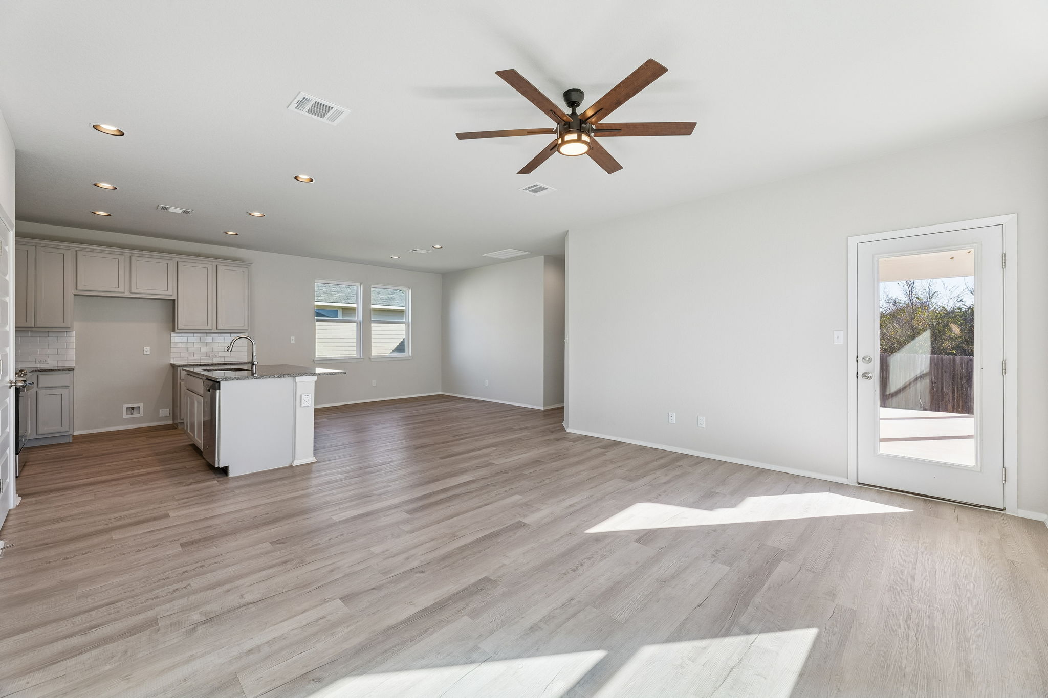 316 Insider Loop Elgin, TX 78621 - Photo 7 of 39