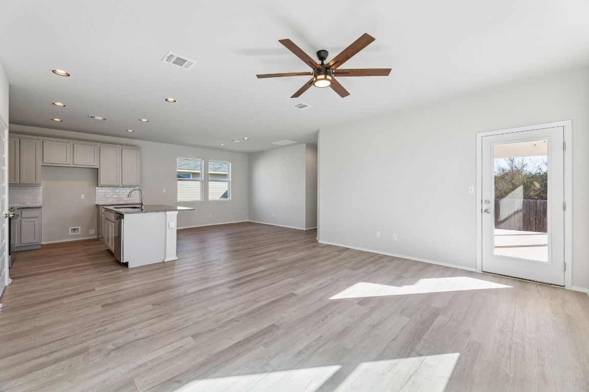 316 Insider Loop Elgin, TX 78621 - Photo 7 of 39