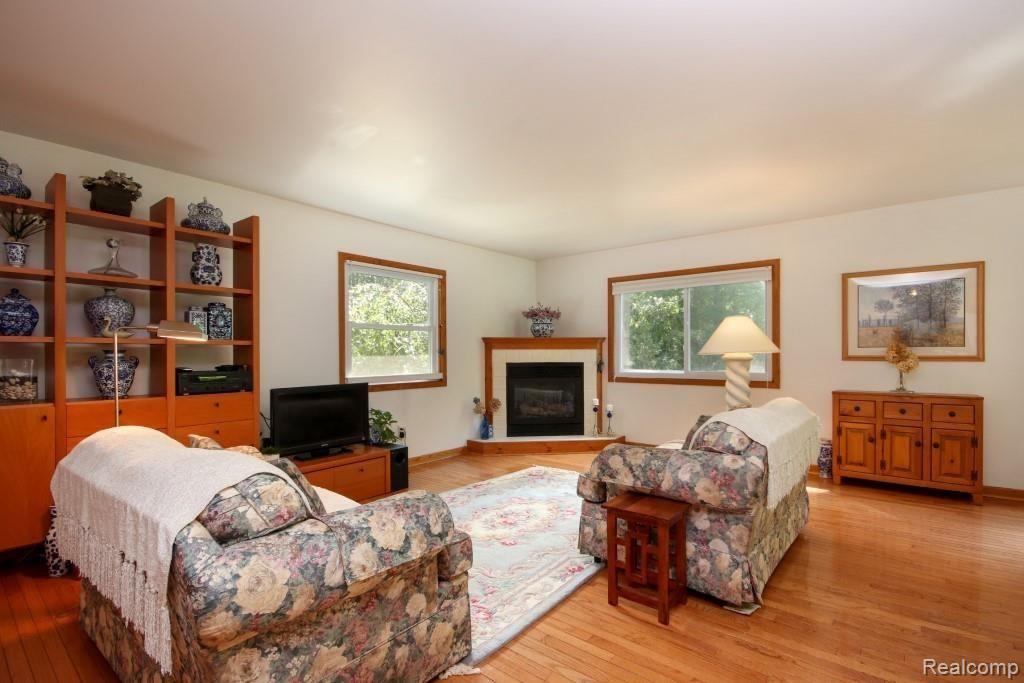 11357 Mcgregor Road Pinckney, MI 48169 - Photo 10 of 56 9 11357 McGregor GREAT ROOM (47 of 56) (Custom).jpg
