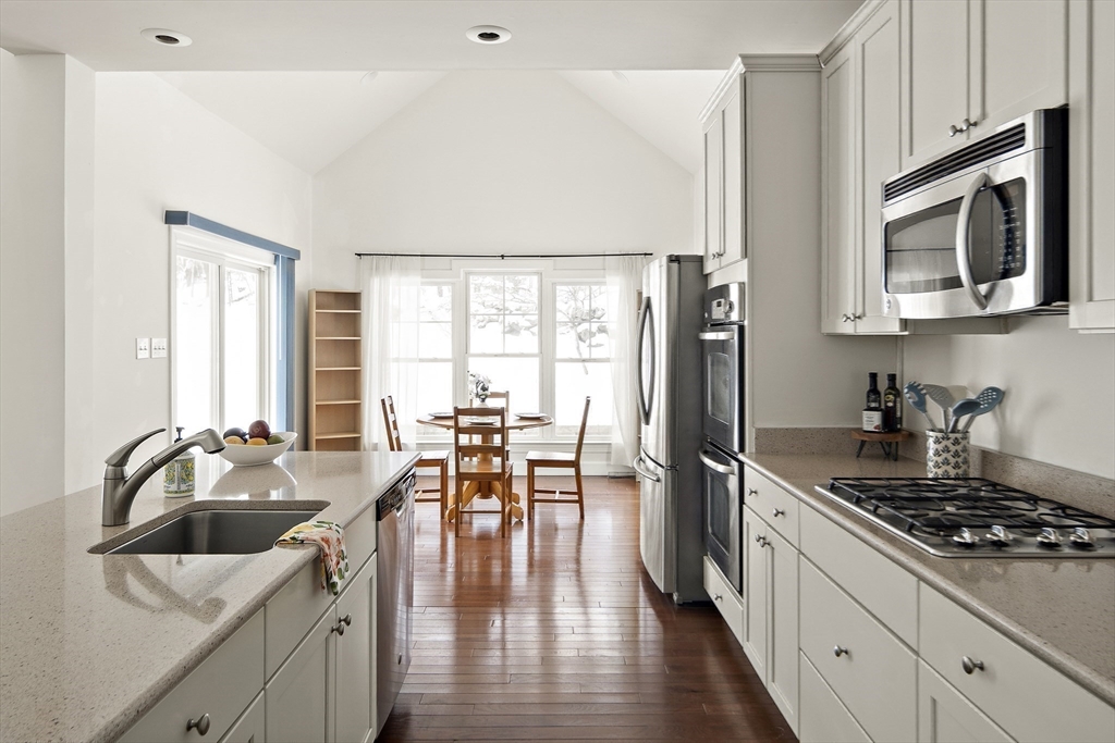 52 Nixon Road Framingham, MA 01701 - Photo 8 of 42
