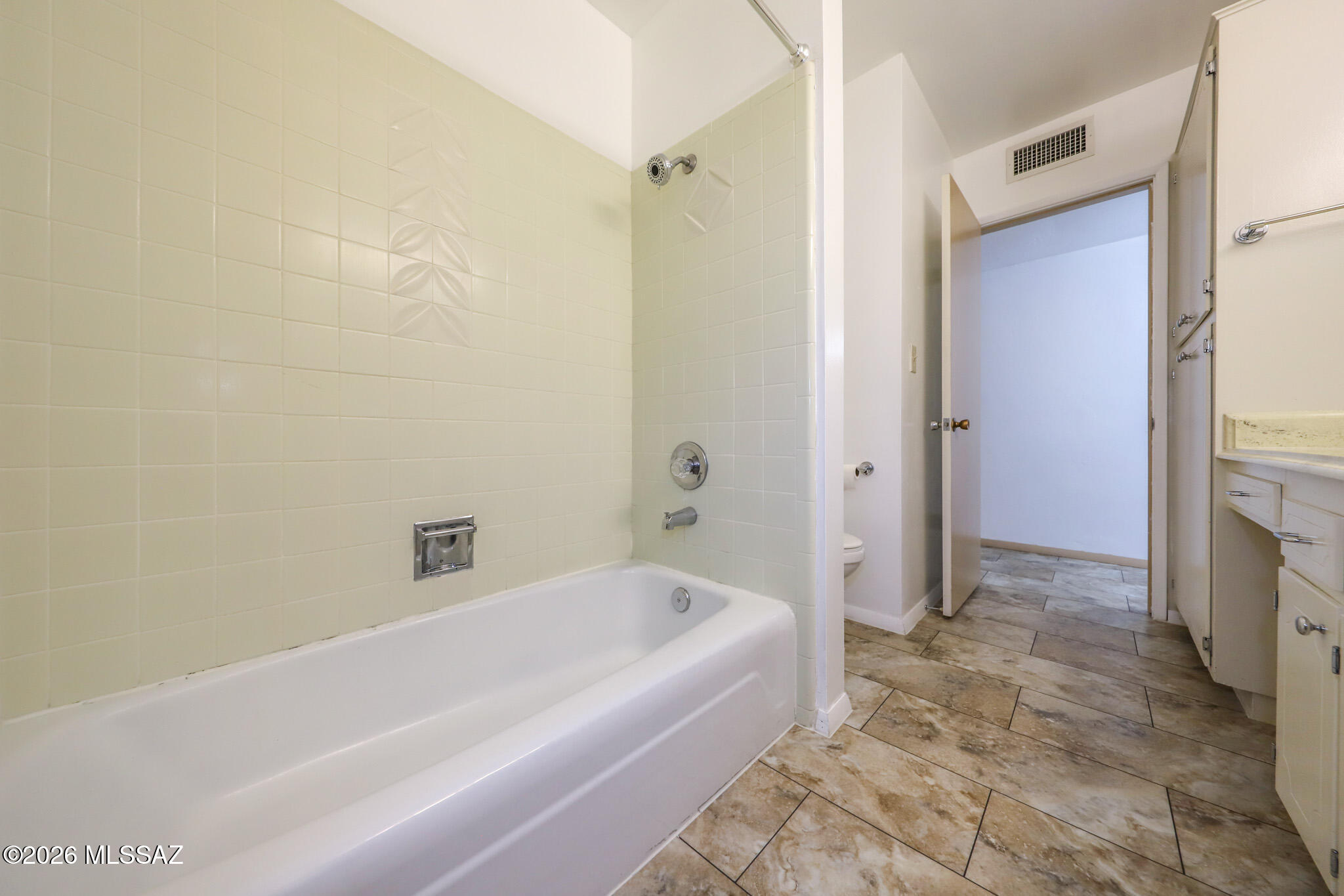 37 North Silverbell Road Tucson, AZ 85745 - Photo 22 of 31 a spacious bathroom with a bathtub and a shower