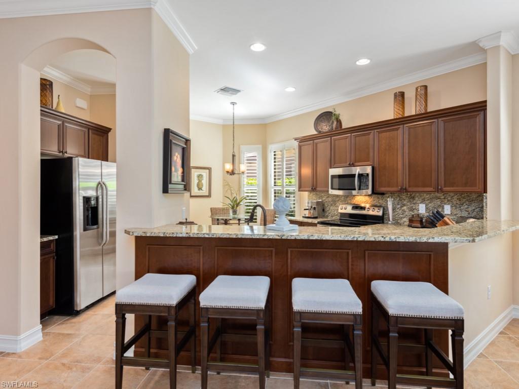 7519 Moorgate Point Way Naples, FL 34113 - Photo 4 of 20 Kitchen/bar